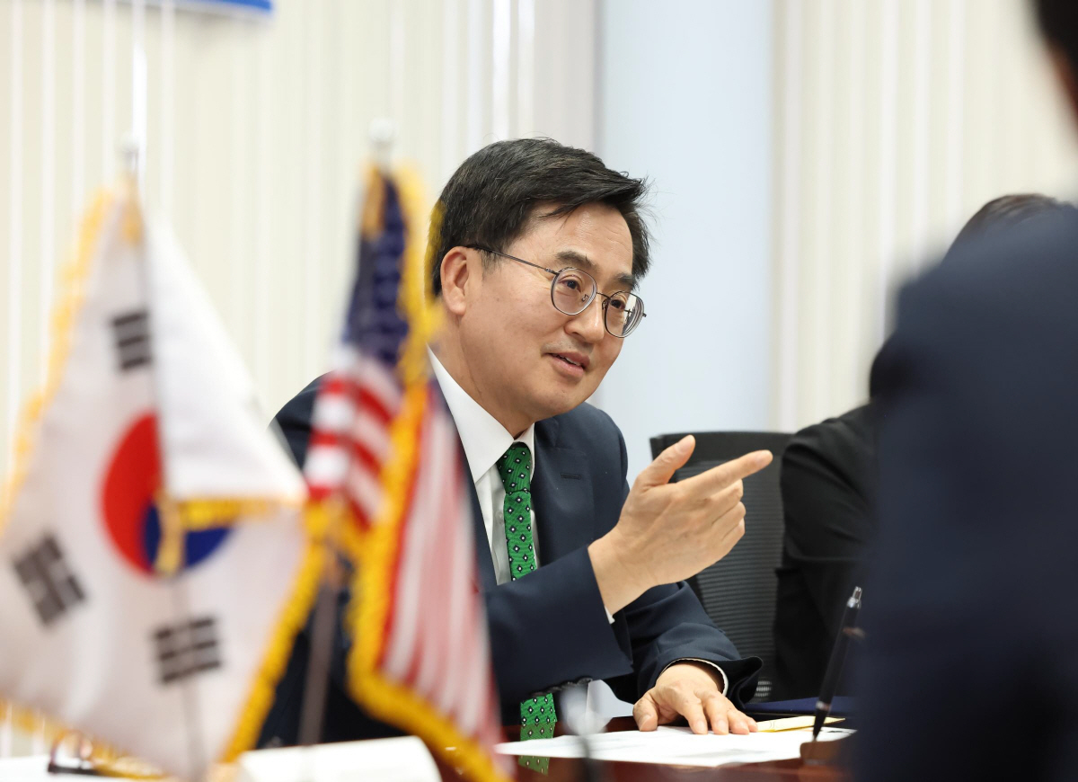 ▲김동연 경기지사가 16일(현지시간) 미국 캘리포니아주 코트라 LA 무역관에서 코스모이엔지, 엠피에스코리아 등과 이차전지 신소재 생산·연구시설 설립에 관한 투자협약(MOU)을 체결하며 대화하고 있다. (연합뉴스)