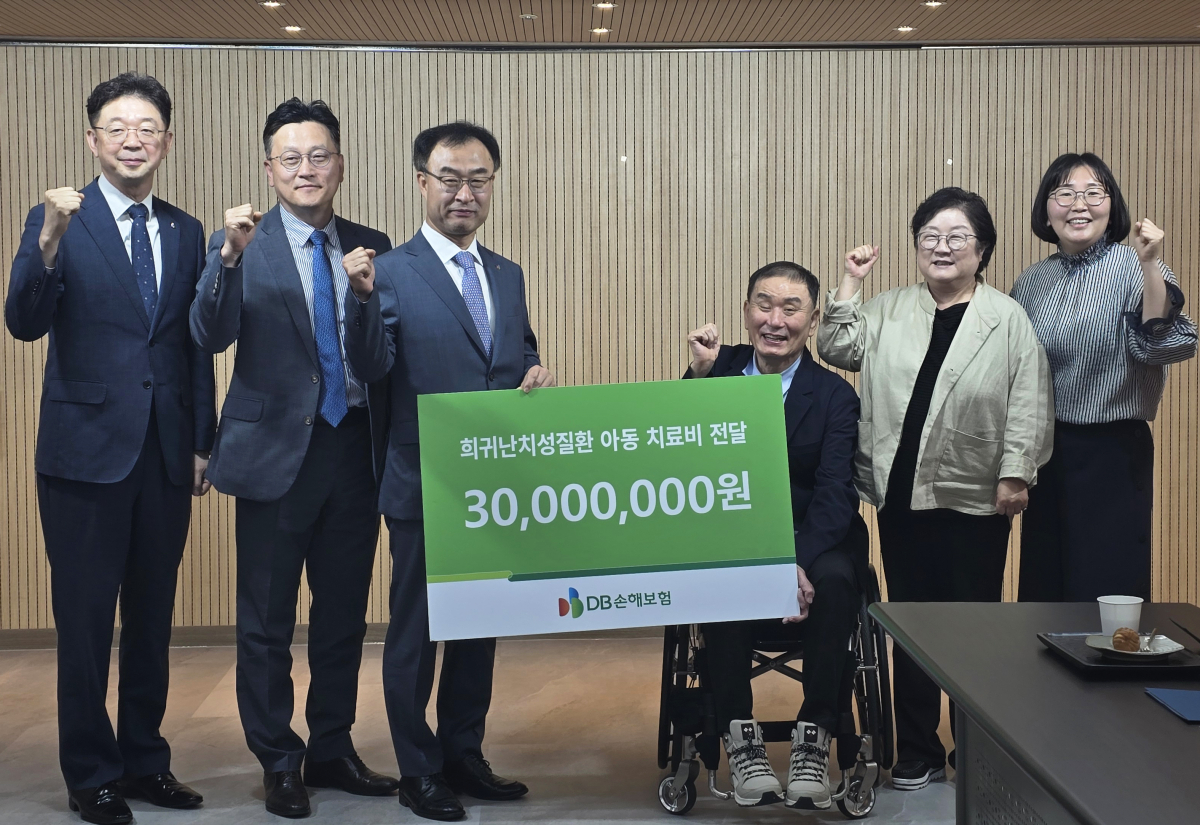 ▲박성식 DB손해보험 부사장(왼쪽 3번째)과 김재학 한국희귀난치성질환 연합회 회장(오른쪽 3번째) 및 관계자들이 한국희귀난치성질환 연합회에서 희귀난치성질환 아동 치료비 전달식을 갖고 기념촬영을 하고 있다. (사진제공=DB손해보험)