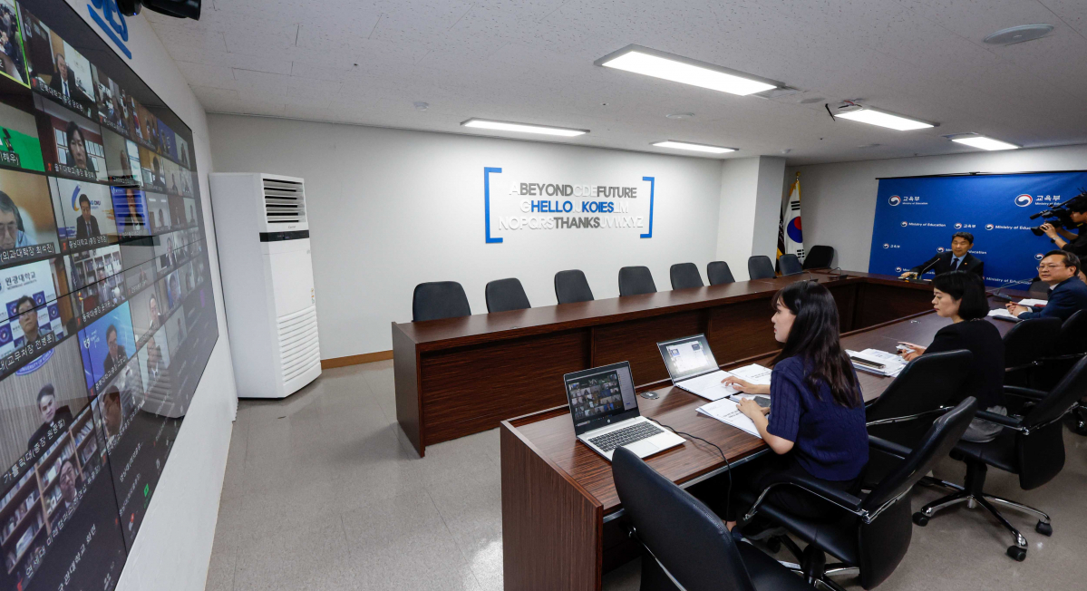 ▲이주호 부총리 겸 교육부장관이 20일 서울 여의도 한국교육시설안전원에서 열린 40개 의과대학 대학 총장과의 영상 간담회에서 모두발언을 하고 있다. 신태현 기자 holjjak@