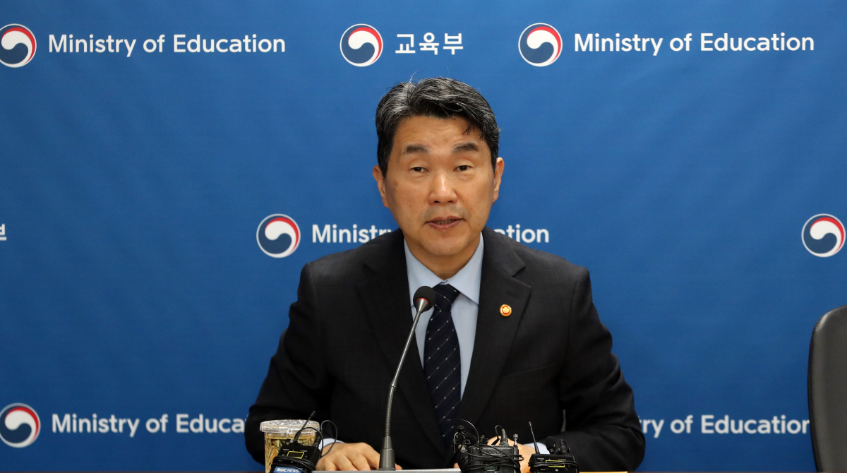 ▲이주호 부총리 겸 교육부장관이 20일 서울 여의도 한국교육시설안전원에서 열린 40개 의과대학 대학 총장과의 영상 간담회에서 모두발언을 하고 있다. 신태현 기자 holjjak@