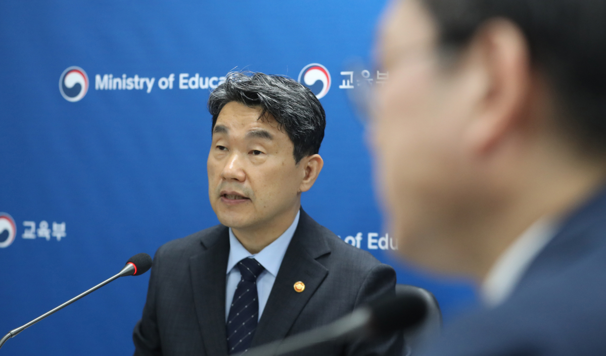 ▲이주호 부총리 겸 교육부장관이 20일 서울 여의도 한국교육시설안전원에서 열린 40개 의과대학 대학 총장과의 영상 간담회에서 모두발언을 하고 있다. 신태현 기자 holjjak@