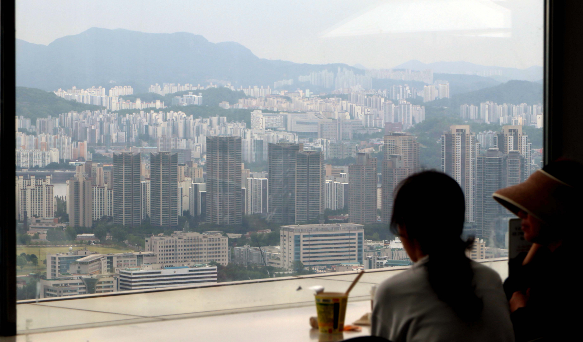 ▲올해 1분기 주택 거래에서 아파트가 차지하는 비중이 13년 만에 최대치를 기록했다. 전세사기 여파로 빌라나 오피스텔을 기피하면서, 상대적으로 안전한 아파트 선호 현상이 나타난 것으로 보인다. 20일 한국부동산원에 따르면 올해 1분기 전국 아파트 거래 비중은 지난해 동기보다 1.6% 높아진 75.8%로, 1분기 기준 2011년 76.5% 이후 13년 만에 최대치를 나타냈다. 아파트 거래비중은 금리 인상 단행으로 아파트값이 급락한 2022년에 58.7%까지 떨어졌지만, 빌라 등에서 전세 사기가 부동산 시장을 강타한 지난해 다시 74.2%로 커졌다. 주택거래의 비중이 아파트로 쏠리면서 올해 1분기 전국의 비아파트 거래 비중은 24.2%로 떨어졌고, 이 가운데 다세대·연립의 비중은 14.9%에 머물렀다. 사진은 이날 서울 남산에서 바라본 아파트 단지. 신태현 기자 holjjak@