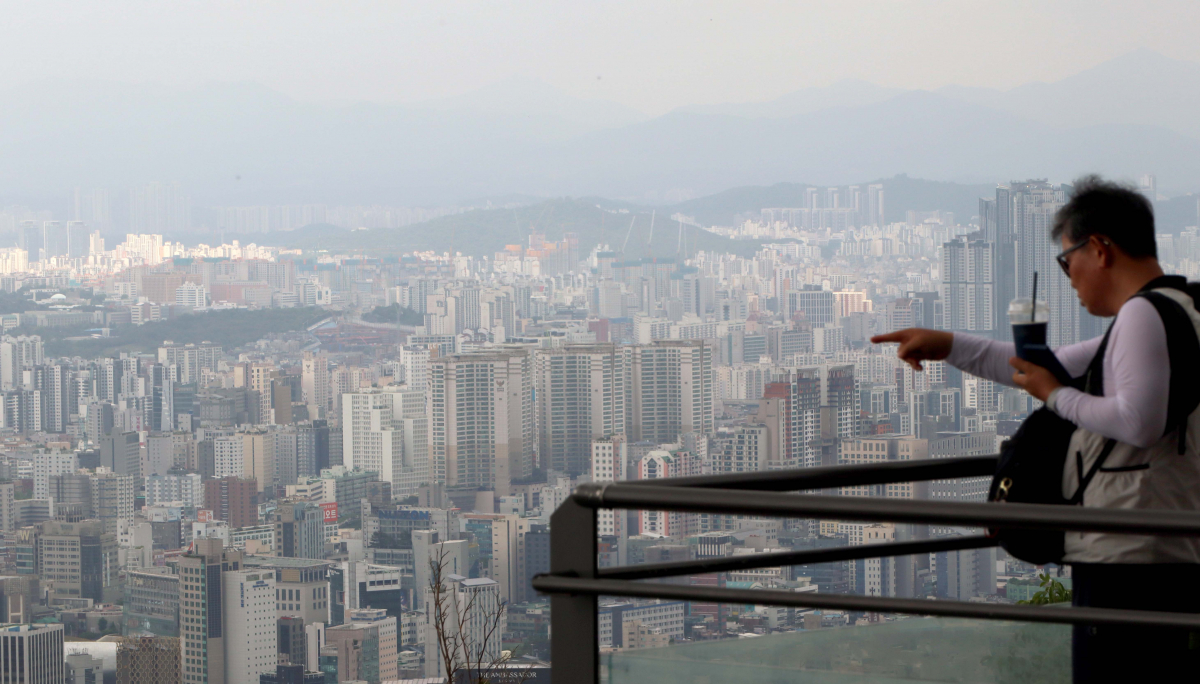 ▲올해 1분기 주택 거래에서 아파트가 차지하는 비중이 13년 만에 최대치를 기록했다. 전세사기 여파로 빌라나 오피스텔을 기피하면서, 상대적으로 안전한 아파트 선호 현상이 나타난 것으로 보인다. 20일 한국부동산원에 따르면 올해 1분기 전국 아파트 거래 비중은 지난해 동기보다 1.6% 높아진 75.8%로, 1분기 기준 2011년 76.5% 이후 13년 만에 최대치를 나타냈다. 아파트 거래비중은 금리 인상 단행으로 아파트값이 급락한 2022년에 58.7%까지 떨어졌지만, 빌라 등에서 전세 사기가 부동산 시장을 강타한 지난해 다시 74.2%로 커졌다. 주택거래의 비중이 아파트로 쏠리면서 올해 1분기 전국의 비아파트 거래 비중은 24.2%로 떨어졌고, 이 가운데 다세대·연립의 비중은 14.9%에 머물렀다. 사진은 이날 서울 남산에서 바라본 아파트 단지. 신태현 기자 holjjak@