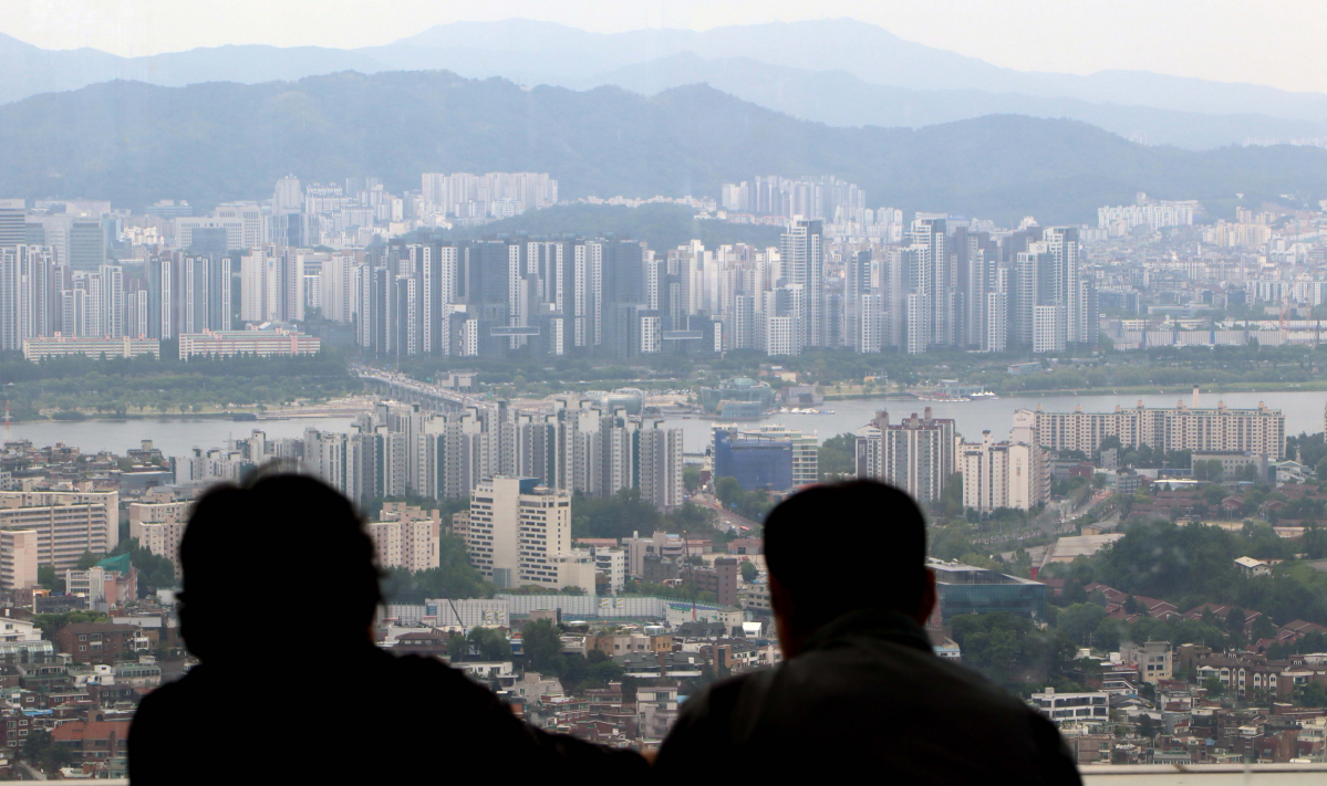 ▲올해 1분기 주택 거래에서 아파트가 차지하는 비중이 13년 만에 최대치를 기록했다. 전세사기 여파로 빌라나 오피스텔을 기피하면서, 상대적으로 안전한 아파트 선호 현상이 나타난 것으로 보인다. 20일 한국부동산원에 따르면 올해 1분기 전국 아파트 거래 비중은 지난해 동기보다 1.6% 높아진 75.8%로, 1분기 기준 2011년 76.5% 이후 13년 만에 최대치를 나타냈다. 아파트 거래비중은 금리 인상 단행으로 아파트값이 급락한 2022년에 58.7%까지 떨어졌지만, 빌라 등에서 전세 사기가 부동산 시장을 강타한 지난해 다시 74.2%로 커졌다. 주택거래의 비중이 아파트로 쏠리면서 올해 1분기 전국의 비아파트 거래 비중은 24.2%로 떨어졌고, 이 가운데 다세대·연립의 비중은 14.9%에 머물렀다. 사진은 이날 서울 남산에서 바라본 아파트 단지. 신태현 기자 holjjak@