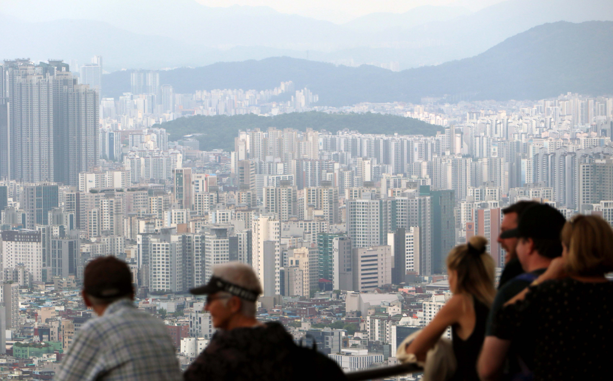 ▲올해 1분기 주택 거래에서 아파트가 차지하는 비중이 13년 만에 최대치를 기록했다. 전세사기 여파로 빌라나 오피스텔을 기피하면서, 상대적으로 안전한 아파트 선호 현상이 나타난 것으로 보인다. 20일 한국부동산원에 따르면 올해 1분기 전국 아파트 거래 비중은 지난해 동기보다 1.6% 높아진 75.8%로, 1분기 기준 2011년 76.5% 이후 13년 만에 최대치를 나타냈다. 아파트 거래비중은 금리 인상 단행으로 아파트값이 급락한 2022년에 58.7%까지 떨어졌지만, 빌라 등에서 전세 사기가 부동산 시장을 강타한 지난해 다시 74.2%로 커졌다. 주택거래의 비중이 아파트로 쏠리면서 올해 1분기 전국의 비아파트 거래 비중은 24.2%로 떨어졌고, 이 가운데 다세대·연립의 비중은 14.9%에 머물렀다. 사진은 이날 서울 남산에서 바라본 아파트 단지. 신태현 기자 holjjak@