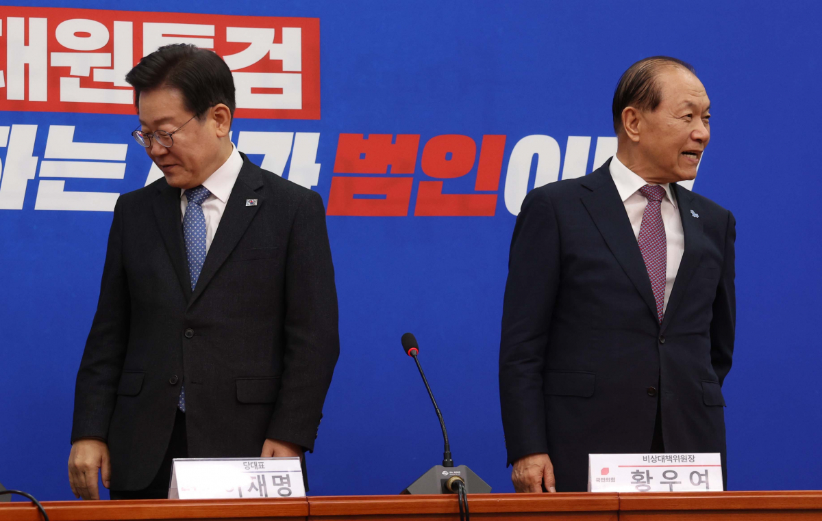 ▲이재명(왼쪽) 더불어민주당 대표가 20일 서울 여의도 국회에서 황우여 국민의힘 비상대책위원장을 접견, 기념촬영을 마친 뒤 각자 자리로 향하고 있다. 신태현 기자 holjjak@