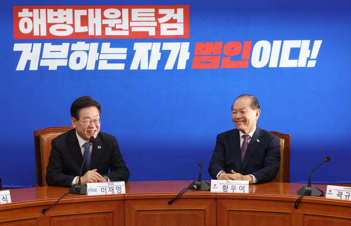 ▲이재명 더불어민주당 대표가 20일 서울 여의도 국회에서 황우여 국민의힘 비상대책위원장을 접견하고 있다. 신태현 기자 holjjak@