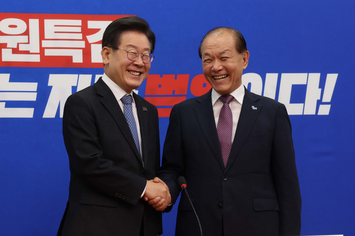 ▲이재명(왼쪽) 더불어민주당 대표가 20일 서울 여의도 국회에서 황우여 국민의힘 비상대책위원장을 접견, 기념촬영을 하고있다. 신태현 기자 holjjak@