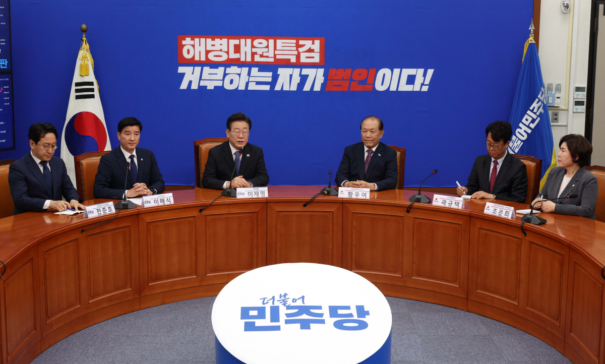 ▲이재명 더불어민주당 대표가 20일 서울 여의도 국회에서 황우여 국민의힘 비상대책위원장을 접견하고 있다. 신태현 기자 holjjak@