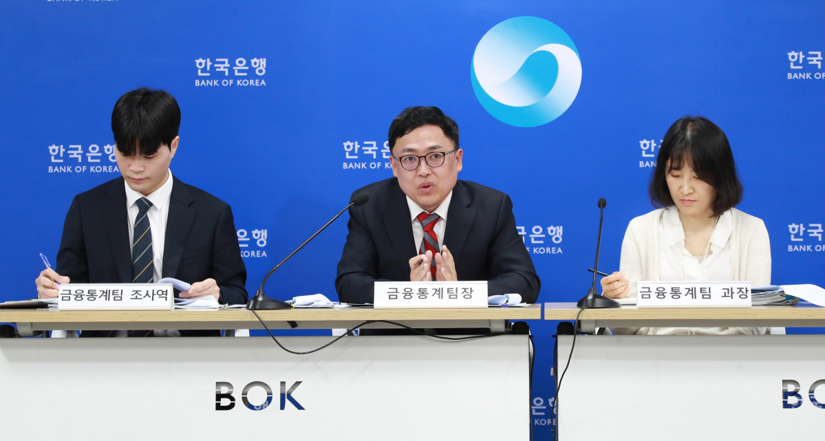 ▲ 21일 오전 서울 중구 한국은행에서 열린 2024년 1/4분기 가계신용(잠정) 설명회. (사진 왼쪽부터) 박성환 금융통계팀 조사역, 서정석 금융통계팀장, 최정윤 금융통계팀 과장 (한국은행)