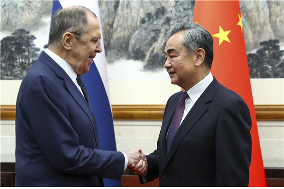 ▲세르게이 라브로프 러시아 외무장관(왼쪽)이 왕이 중국 외교부장과 악수하고 있다. 베이징/AP뉴시스