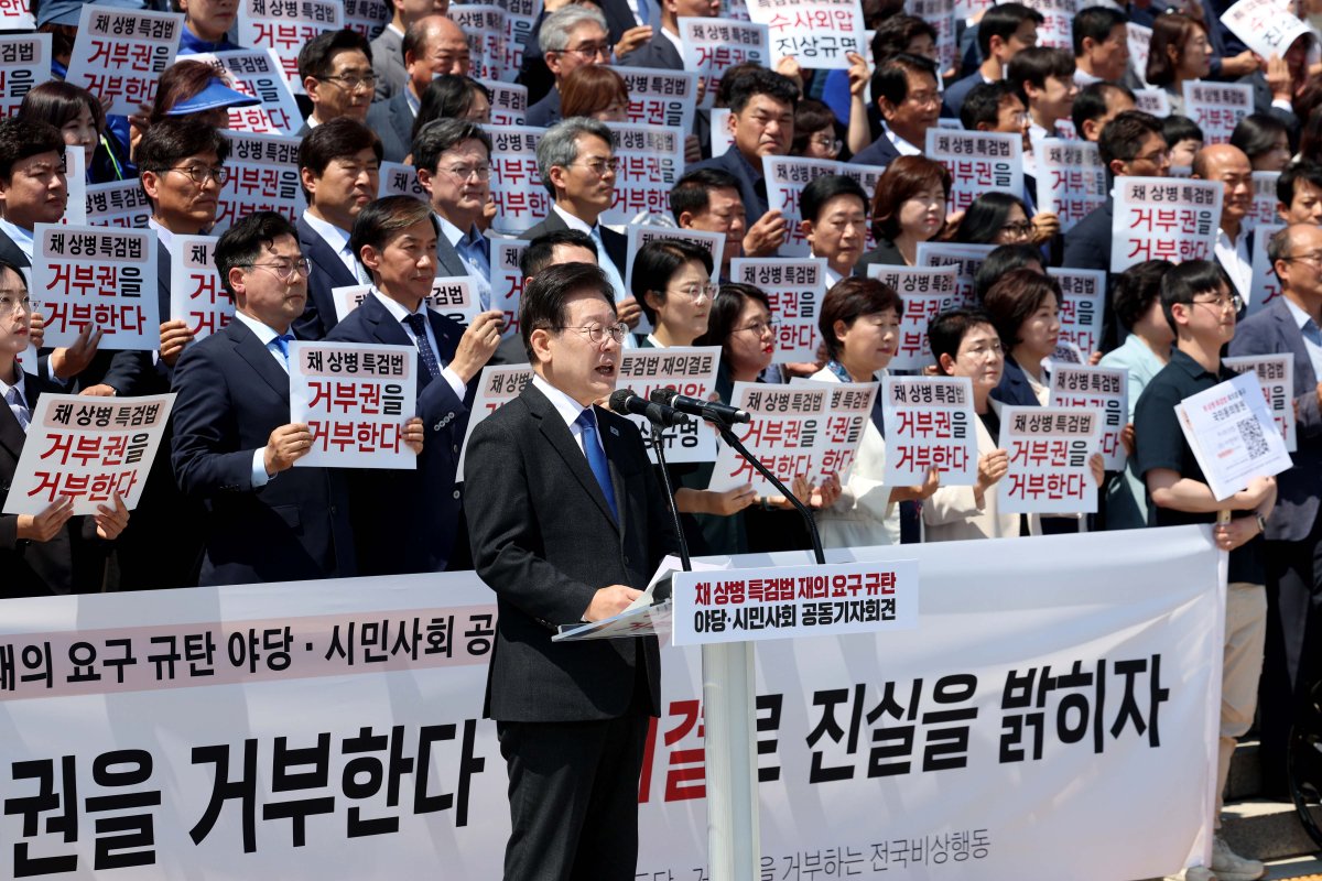 ▲이재명 더불어민주당 대표가 21일 서울 여의도 국회에서 열린 '채상병 특검법' 재의요구 규탄 야당·시민사회 공동기자회견에서 발언하고 있다. 정부는 이날 한덕수 국무총리 주재로 국무회의를 열어 '해병대 채상병 사망 사건 수사 외압 의혹 특별검사법'에 대한 재의요구안을 의결했다. 신태현 기자 holjjak@