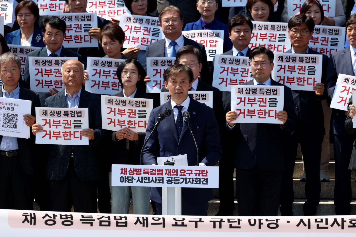 ▲조국 조국혁신당 대표가 21일 서울 여의도 국회에서 열린 '채상병 특검법' 재의요구 규탄 야당·시민사회 공동기자회견에서 발언하고 있다. 정부는 이날 한덕수 국무총리 주재로 국무회의를 열어 '해병대 채상병 사망 사건 수사 외압 의혹 특별검사법'에 대한 재의요구안을 의결했다. 신태현 기자 holjjak@