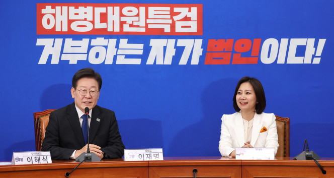 ▲더불어민주당 이재명 대표가 21일 국회 더불어민주당 대표실을 예방한 개혁신당 허은아 대표(오른쪽)와 인사한 뒤 발언하고 있다. (연합뉴스)