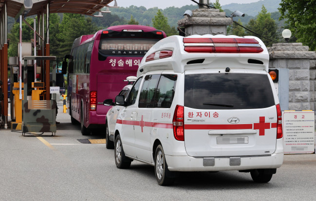 ▲<YONHAP PHOTO-3801> 응급차량 들어가는 32사단    (세종=연합뉴스) 김준범 기자 = 21일 오전 세종에 위치한 육군 제32보병사단 정문으로 응급차량이 들어가고 있다. 이날 육군 제32보병사단 신병교육대에서 훈련 도중 수류탄이 터져 훈련병 1명이 숨지고, 부사관 1명이 중상을 입었다. 2024.5.21    psykims@yna.co.kr/2024-05-21 12:36:21/<저작권자 ⓒ 1980-2024 ㈜연합뉴스. 무단 전재 재배포 금지, AI 학습 및 활용 금지>