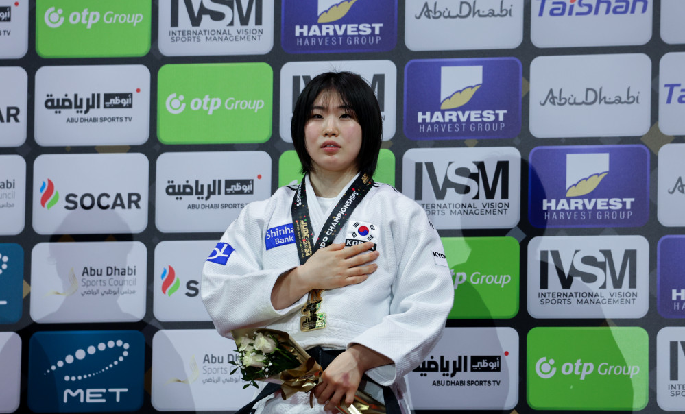 ▲21일(한국시간) 아랍에미리트(UAE) 아부다비 무바달라 아레나에서 열린 2024 국제유도연맹(IJF) 세계유도선수권대회 여자 57㎏급 결승에서 세계랭킹 1위 크리스타 데구치(캐나다)를 꺾고 한국 여자 선수로는 29년 만에 금메달을 차지한 유도 국가대표 허미미(경북체육회)가 국기에 경례하고 있다. (사진제공=대한유도회)