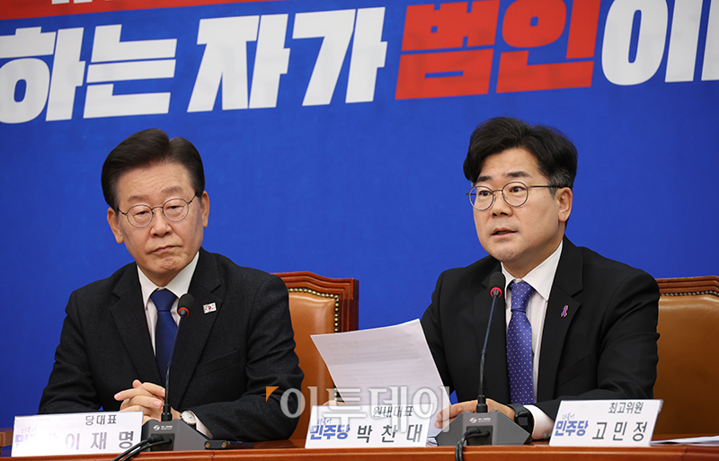 ▲박찬대 더불어민주당 원내대표가 22일 서울 여의도 국회에서 열린 최고위원회의에서 발언을 하고 있다. 왼쪽은 이재명 대표. 고이란 기자 photoeran@