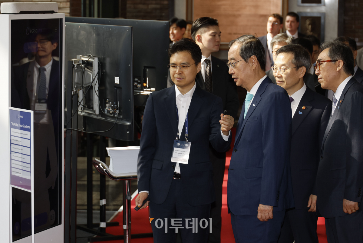 ▲한덕수 국무총리와 이종호 과학기술정보통신부 장관, 조태열 외교부 장관이 22일 서울 성북구 한국과학기술연구원(KIST)에서 열린 AI 글로벌 포럼 개회식에 앞서 기업 부스를 살펴보고 있다. 조현호 기자 hyunho@