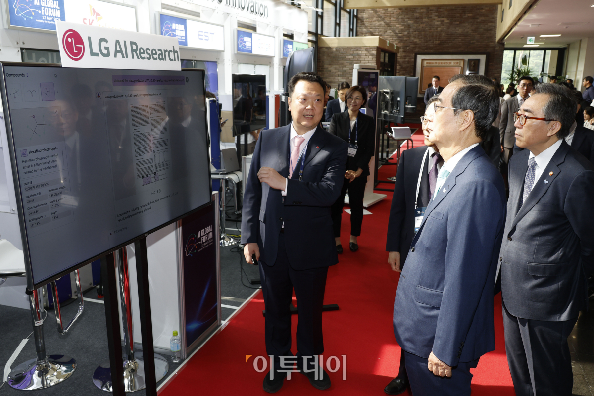 ▲한덕수 국무총리와 이종호 과학기술정보통신부 장관, 조태열 외교부 장관이 22일 서울 성북구 한국과학기술연구원(KIST)에서 열린 AI 글로벌 포럼 개회식에 앞서 기업 부스를 살펴보고 있다. 조현호 기자 hyunho@