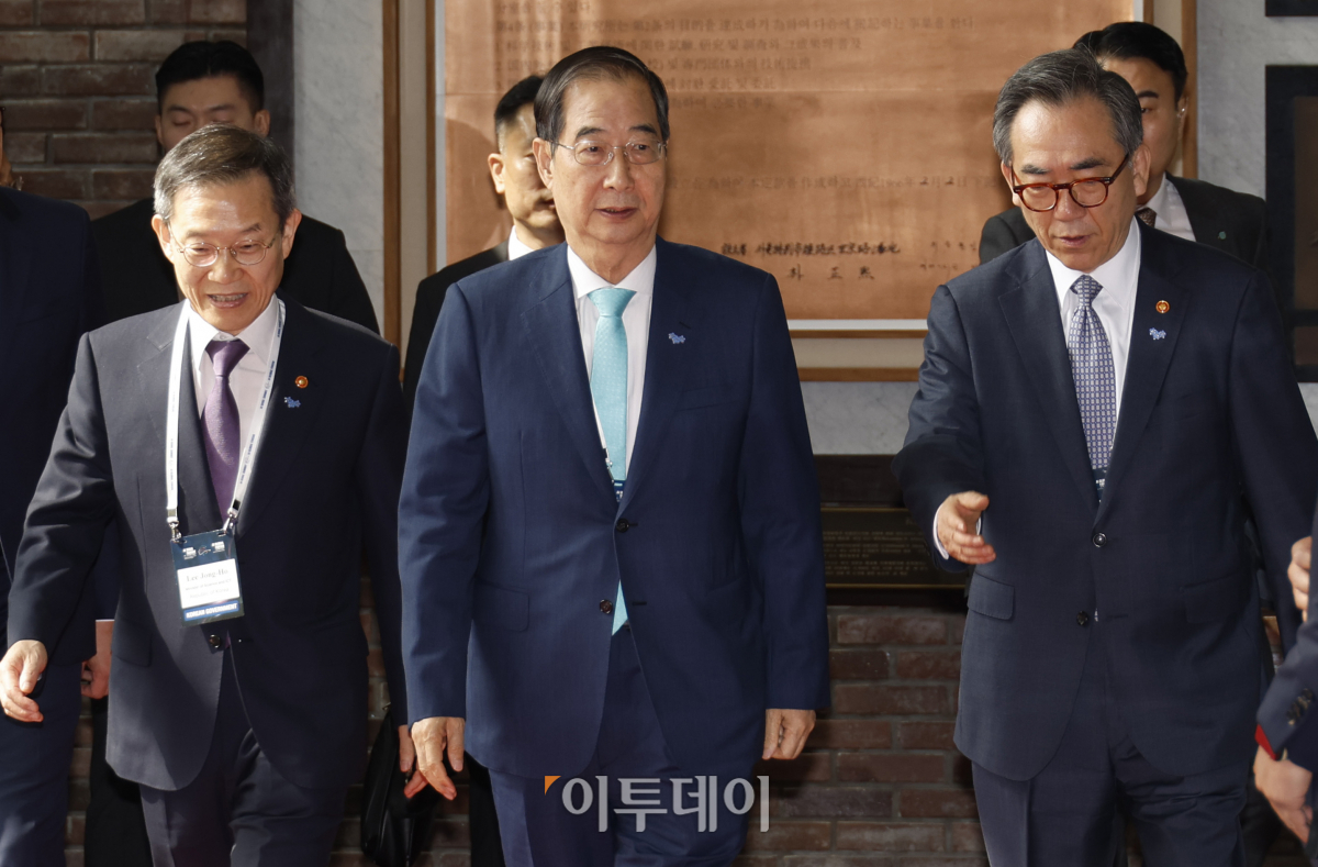 ▲한덕수(가운데) 국무총리와 이종호 과학기술정보통신부 장관, 조태열 외교부 장관이 22일 서울 성북구 한국과학기술연구원(KIST)에서 열린 AI 글로벌 포럼 개회식에 참석하고 있다. 조현호 기자 hyunho@