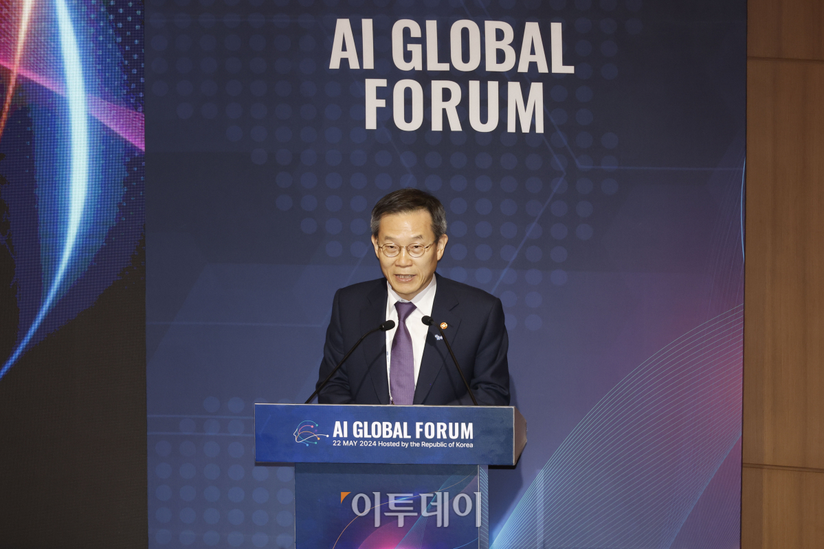 ▲이종호 과학기술정보통신부 장관이 22일 서울 성북구 한국과학기술연구원(KIST)에서 열린 AI 글로벌 포럼 개회식에서 서울 AI 기업 서약 발표를 하고 있다. 조현호 기자 hyunho@