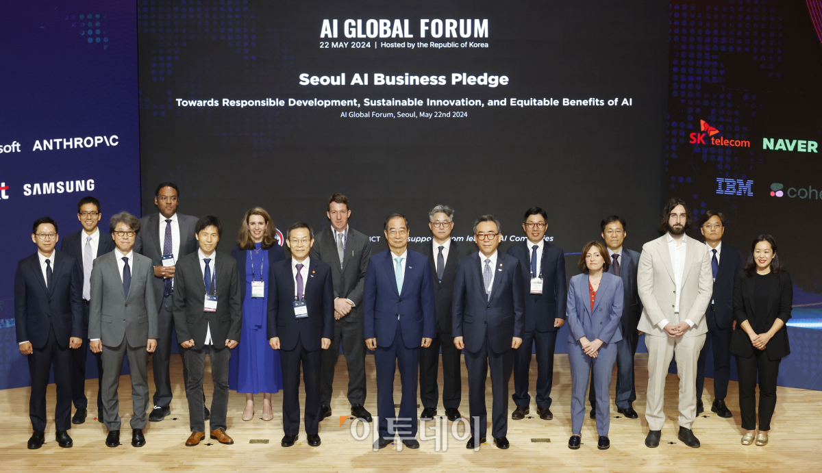 ▲한덕수 국무총리와 이종호 과학기술정보통신부 장관, 조태열 외교부 장관이 22일 서울 성북구 한국과학기술연구원(KIST)에서 열린 AI 글로벌 포럼 개회식에서 서울 AI 기업 서약 발표 후 주요 참가 기업 관계자들과 기념촬영을 하고 있다. 조현호 기자 hyunho@
