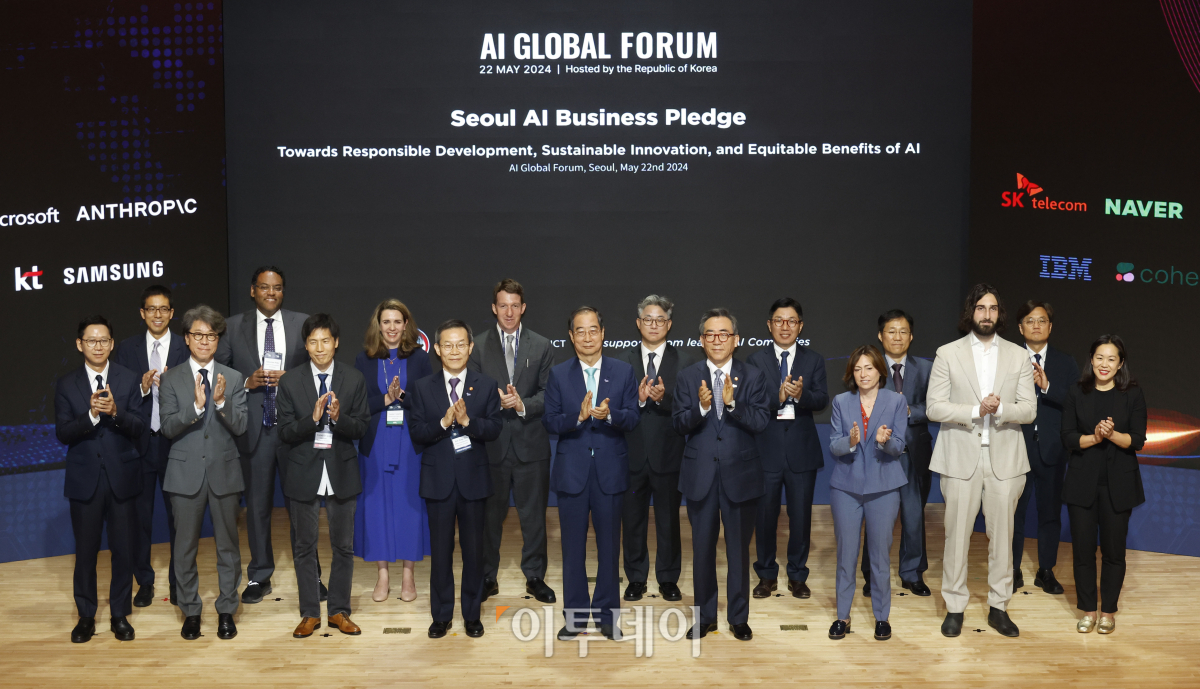 ▲한덕수 국무총리와 이종호 과학기술정보통신부 장관, 조태열 외교부 장관이 22일 서울 성북구 한국과학기술연구원(KIST)에서 열린 AI 글로벌 포럼 개회식에서 서울 AI 기업 서약 발표 후 주요 참가 기업 관계자들과 기념촬영을 하고 있다. 조현호 기자 hyunho@