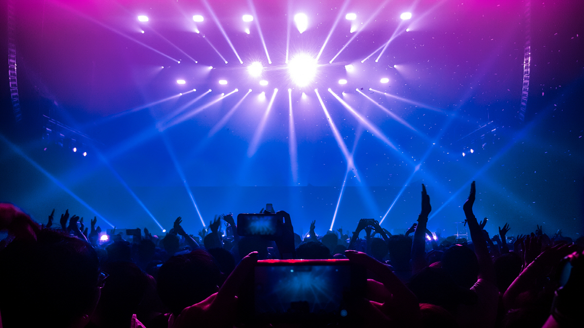 ▲클럽에서 사람들이 춤을 추고 있다. 출처 게티이미지뱅크