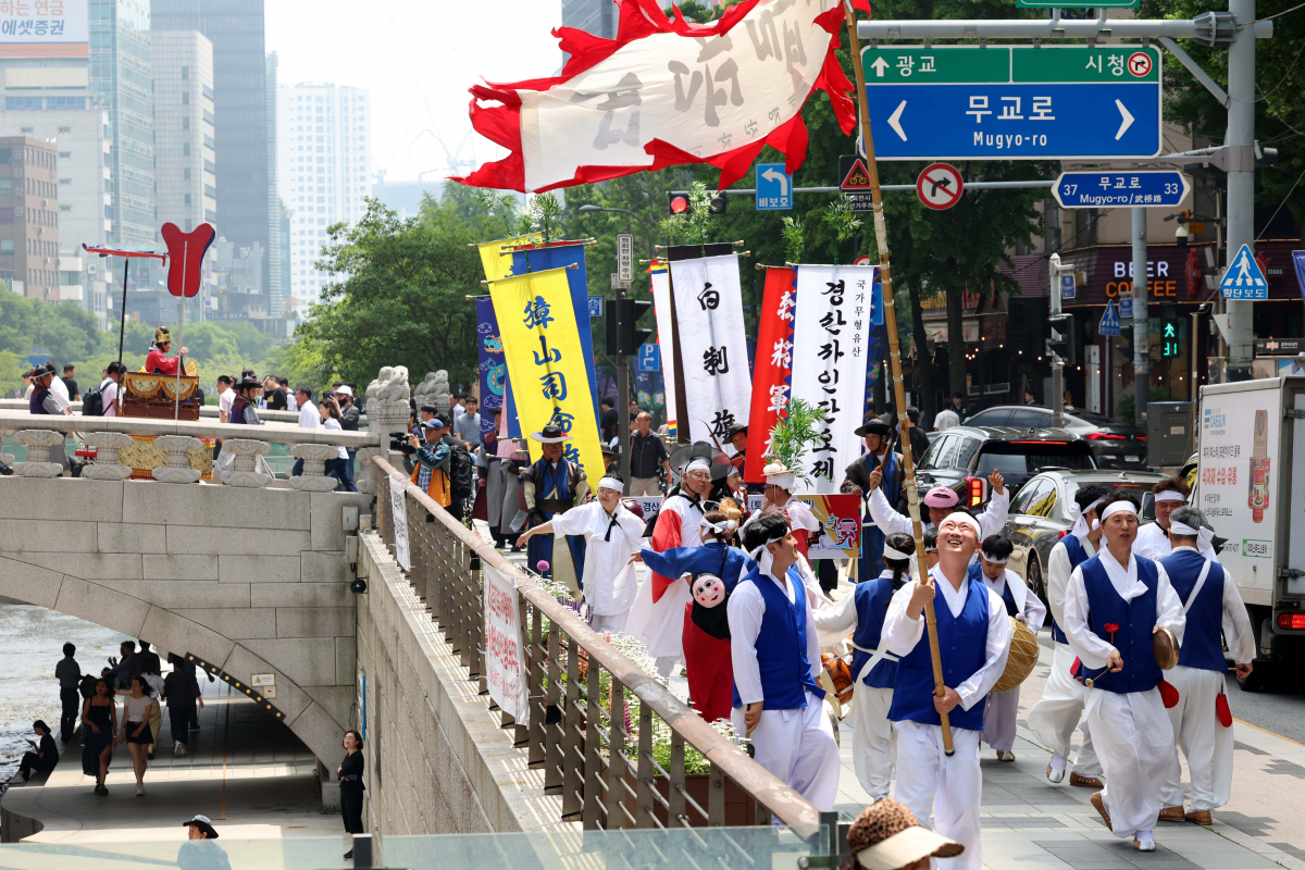 ▲22일 서울 중구 청계광장에서 전국단오제연합 주최로 열린 '단오, 단 하나가 되다'에서 호장행렬이 진행되고 있다. '단오, 단 하나가 되다'는 단오제 관련 단체들이 모여 단오제의 전통과 문화를 널리 알리고 지역 간 교류와 협력을 강화하기 위해 마련됐다. 신태현 기자 holjjak@
