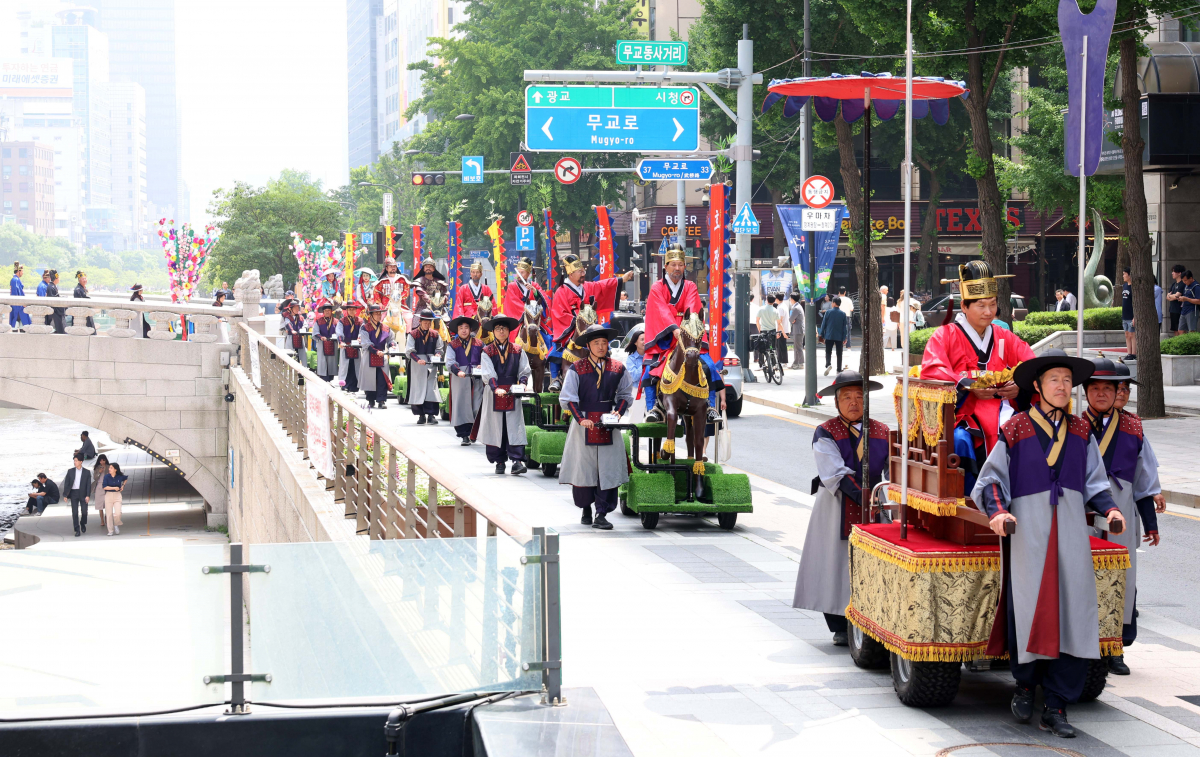 ▲22일 서울 중구 청계광장에서 전국단오제연합 주최로 열린 '단오, 단 하나가 되다'에서 호장행렬이 진행되고 있다. '단오, 단 하나가 되다'는 단오제 관련 단체들이 모여 단오제의 전통과 문화를 널리 알리고 지역 간 교류와 협력을 강화하기 위해 마련됐다. 신태현 기자 holjjak@