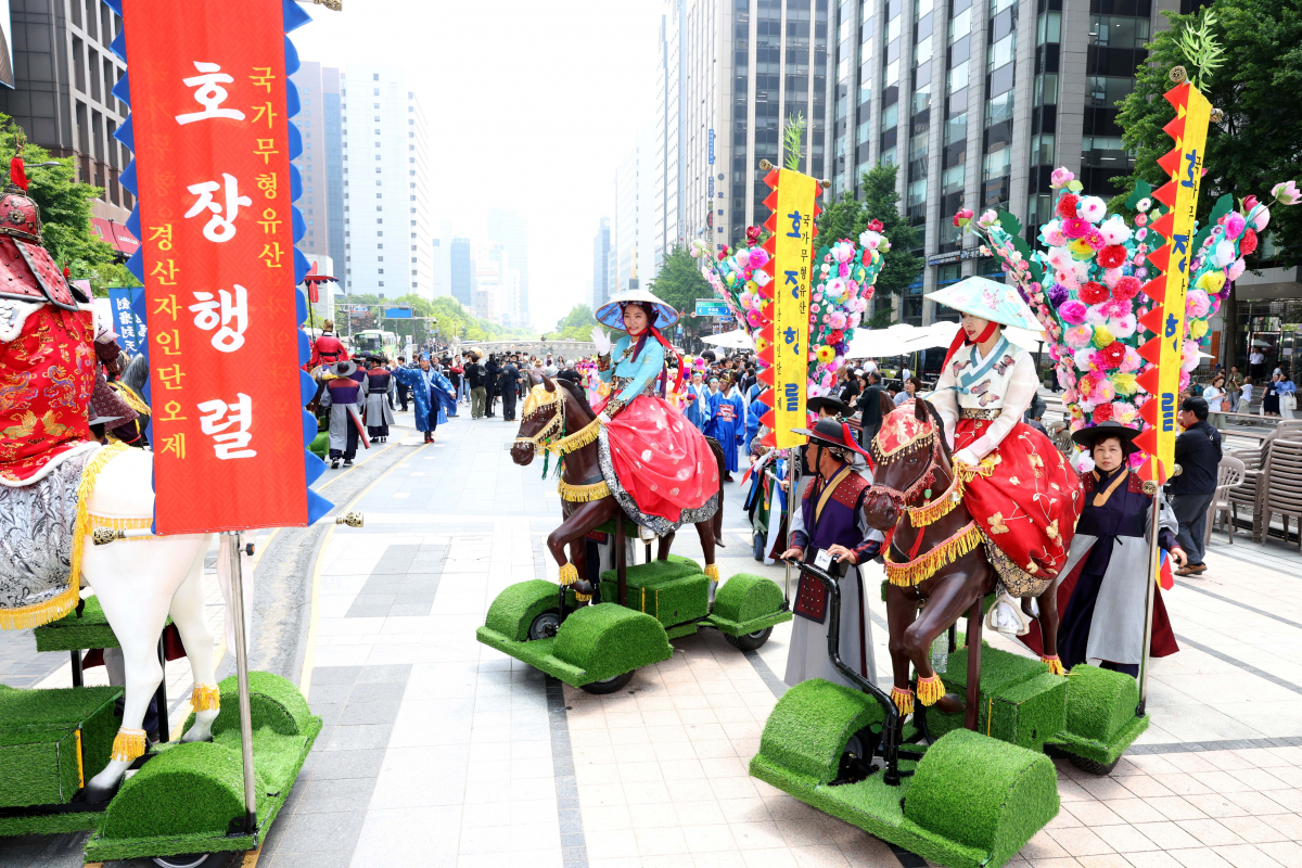 ▲22일 서울 중구 청계광장에서 전국단오제연합 주최로 열린 '단오, 단 하나가 되다'에서 호장행렬이 진행되고 있다. '단오, 단 하나가 되다'는 단오제 관련 단체들이 모여 단오제의 전통과 문화를 널리 알리고 지역 간 교류와 협력을 강화하기 위해 마련됐다. 신태현 기자 holjjak@