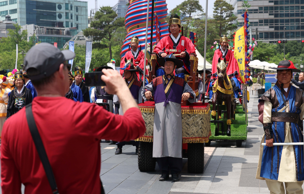 ▲22일 서울 중구 청계광장에서 전국단오제연합 주최로 열린 '단오, 단 하나가 되다'에서 호장행렬이 진행되고 있다. '단오, 단 하나가 되다'는 단오제 관련 단체들이 모여 단오제의 전통과 문화를 널리 알리고 지역 간 교류와 협력을 강화하기 위해 마련됐다. 신태현 기자 holjjak@