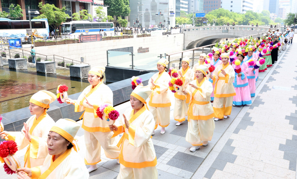 ▲22일 서울 중구 청계광장에서 전국단오제연합 주최로 열린 '단오, 단 하나가 되다'에서 호장행렬이 진행되고 있다. '단오, 단 하나가 되다'는 단오제 관련 단체들이 모여 단오제의 전통과 문화를 널리 알리고 지역 간 교류와 협력을 강화하기 위해 마련됐다. 신태현 기자 holjjak@