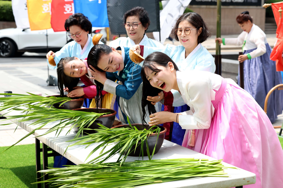 ▲22일 서울 중구 청계광장에서 전국단오제연합 주최로 열린 '단오, 단 하나가 되다'에서 관계자들이 창포물에 머리감기를 시연하고 있다. '단오, 단 하나가 되다'는 단오제 관련 단체들이 모여 단오제의 전통과 문화를 널리 알리고 지역 간 교류와 협력을 강화하기 위해 마련됐다. 신태현 기자 holjjak@