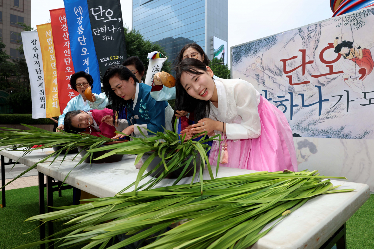 ▲22일 서울 중구 청계광장에서 전국단오제연합 주최로 열린 '단오, 단 하나가 되다'에서 관계자들이 창포물에 머리감기를 시연하고 있다. '단오, 단 하나가 되다'는 단오제 관련 단체들이 모여 단오제의 전통과 문화를 널리 알리고 지역 간 교류와 협력을 강화하기 위해 마련됐다. 신태현 기자 holjjak@