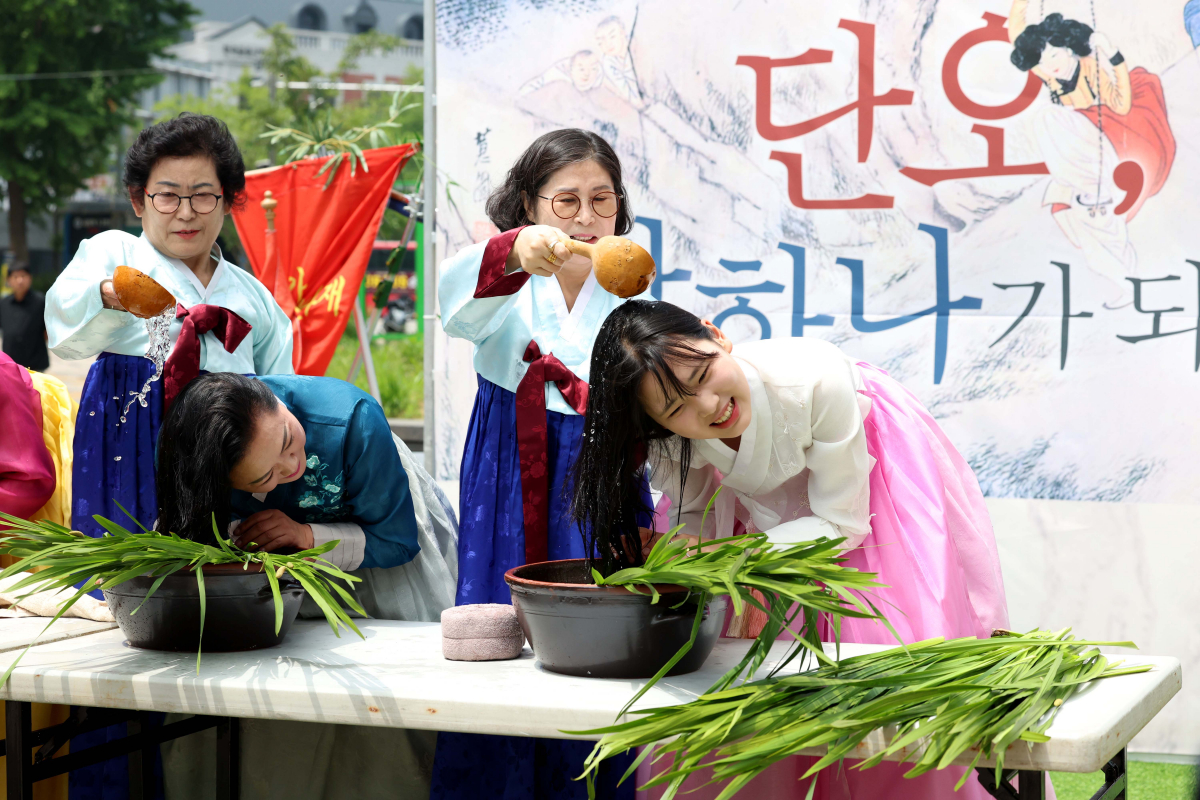 ▲22일 서울 중구 청계광장에서 전국단오제연합 주최로 열린 '단오, 단 하나가 되다'에서 관계자들이 창포물에 머리감기를 시연하고 있다. '단오, 단 하나가 되다'는 단오제 관련 단체들이 모여 단오제의 전통과 문화를 널리 알리고 지역 간 교류와 협력을 강화하기 위해 마련됐다. 신태현 기자 holjjak@