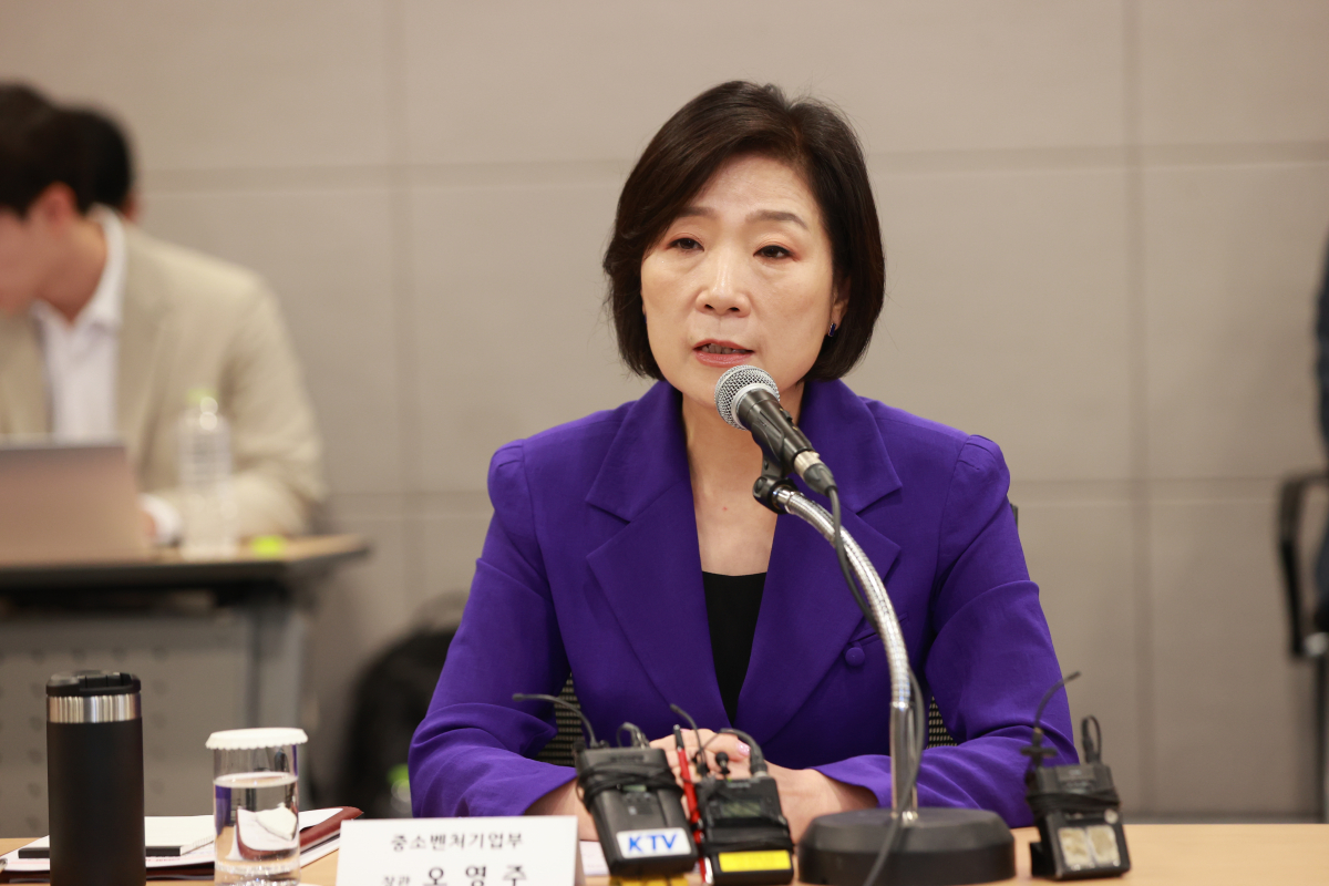 ▲오영주 중소벤처기업부 장관이 22일 서울 중구 대한상공회의소에서 열린 'EU CBAM 대응 중소기업 지원방안 발표 간담회'에서 인사말을 하고 있다. (사진제공=중기부)