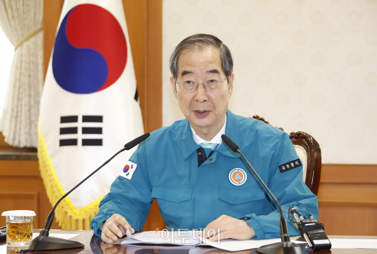 ▲한덕수 국무총리가 22일 서울 종로구 정부서울청사에서 의사 집단행동 중앙재난안전대책본부 회의에서 모두발언을 하고 있다. 조현호 기자 hyunho@