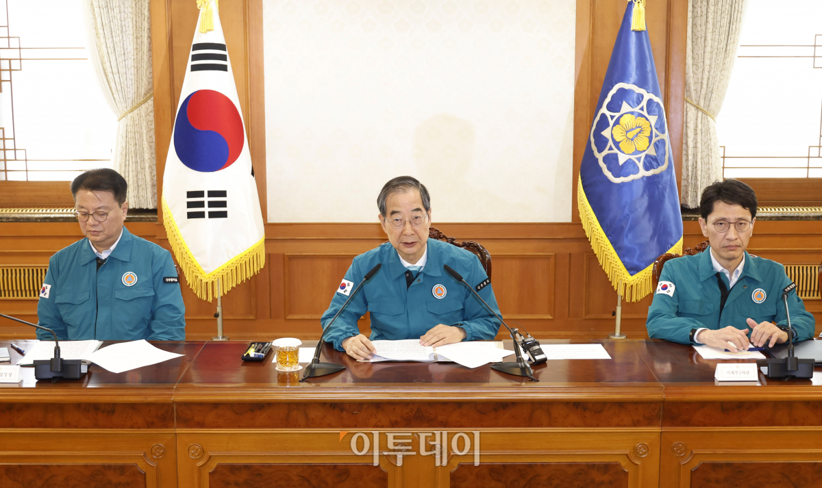 ▲한덕수 국무총리가 22일 서울 종로구 정부서울청사에서 의사 집단행동 중앙재난안전대책본부 회의에서 모두발언을 하고 있다. 조현호 기자 hyunho@