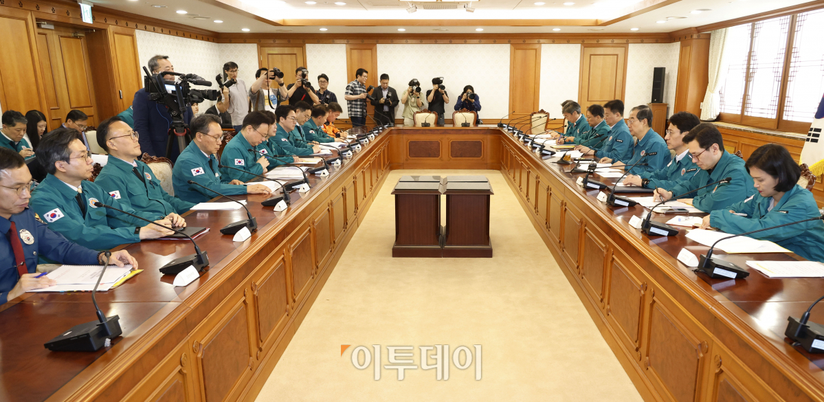 ▲한덕수 국무총리가 22일 서울 종로구 정부서울청사에서 의사 집단행동 중앙재난안전대책본부 회의에서 모두발언을 하고 있다. 조현호 기자 hyunho@