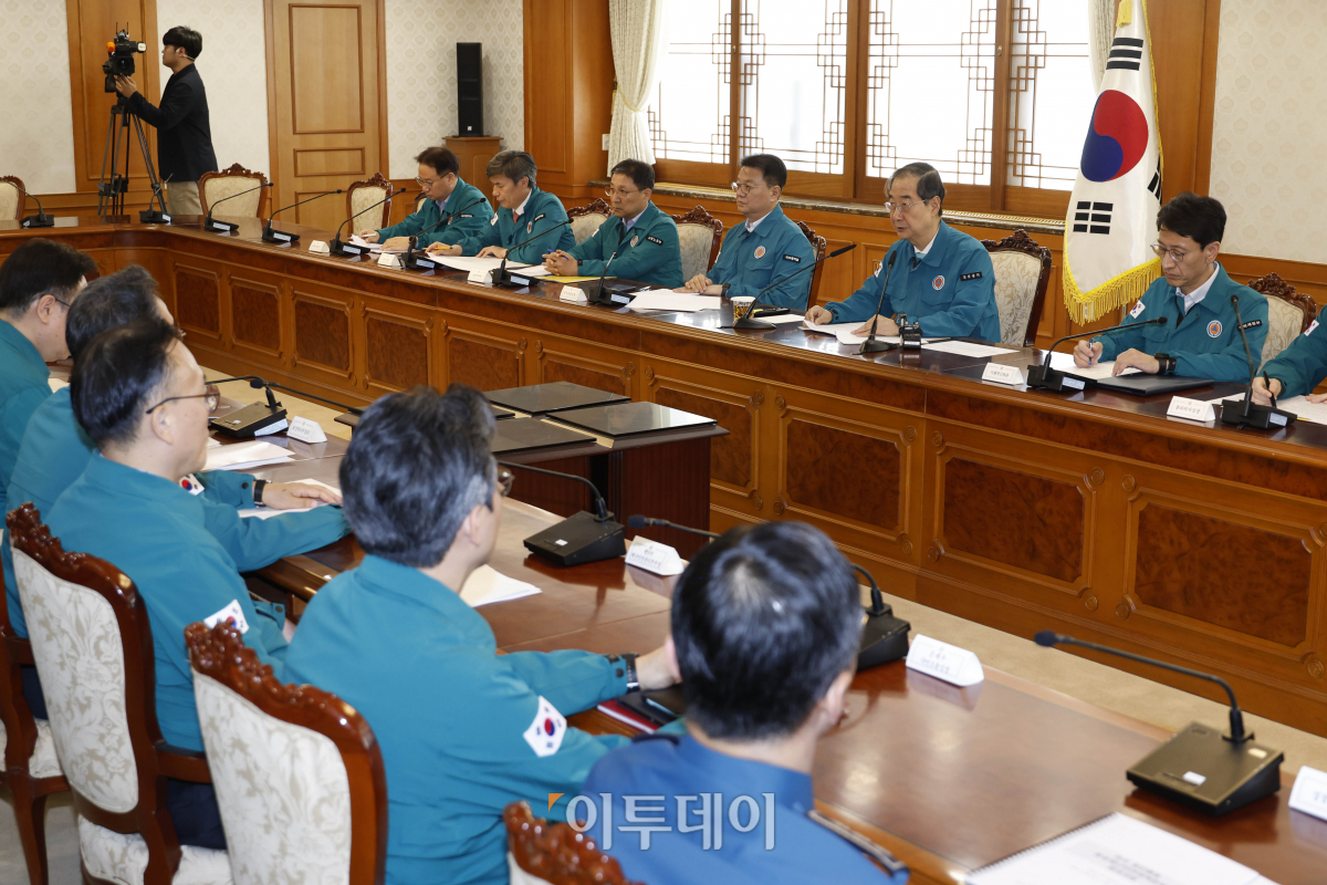 ▲한덕수 국무총리가 22일 서울 종로구 정부서울청사에서 의사 집단행동 중앙재난안전대책본부 회의에서 모두발언을 하고 있다. 조현호 기자 hyunho@