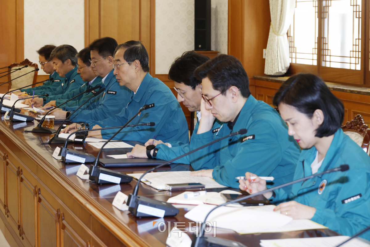 ▲한덕수 국무총리가 22일 서울 종로구 정부서울청사에서 의사 집단행동 중앙재난안전대책본부 회의에서 모두발언을 하고 있다. 조현호 기자 hyunho@