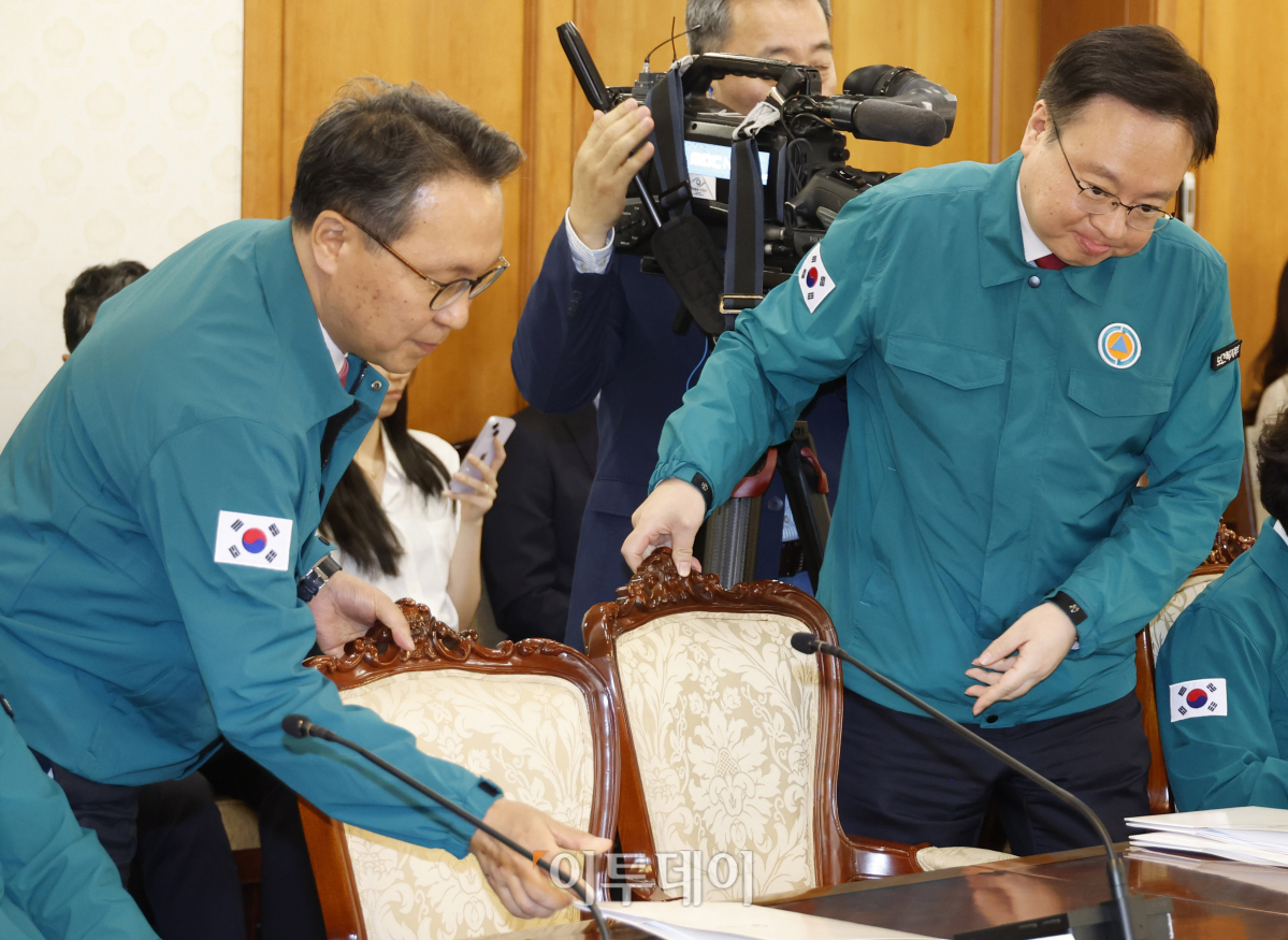 ▲보건복지부 조규홍(오른쪽) 장관과 박민수 제2차관이 22일 서울 종로구 정부서울청사에서 의사 집단행동 중앙재난안전대책본부 회의에 참석하고 있다. 조현호 기자 hyunho@