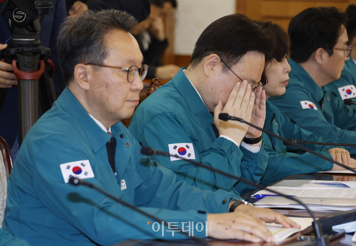 ▲보건복지부 조규홍(오른쪽 세번째) 장관과 박민수 제2차관이 22일 서울 종로구 정부서울청사에서 의사 집단행동 중앙재난안전대책본부 회의에 참석해 있다. 조현호 기자 hyunho@