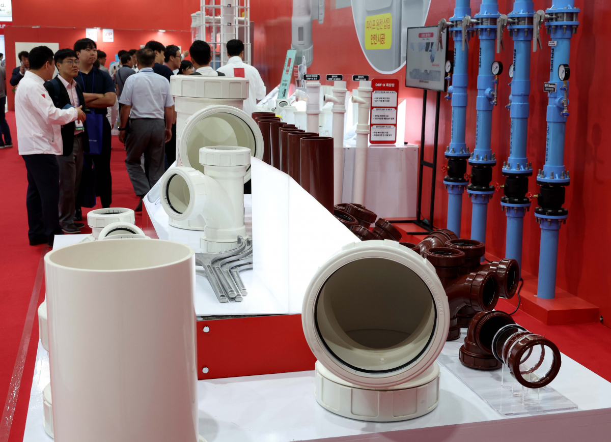 ▲22일 서울 강남구 세텍에서 열린 ‘대한민국 기계설비전시회(HVAC KOREA) 2024’에서 참관객들이 기계설비를 살펴보고 있다. 기계설비 종합 전시회인 HVAC KOREA에선 24일까지 냉난방공조설비, 탱크펌프 등 장비류, 배관밸브 등 자재류, 소방설비 등 기계설비 신제품과 신기술이 소개된다. 신태현 기자 holjjak@