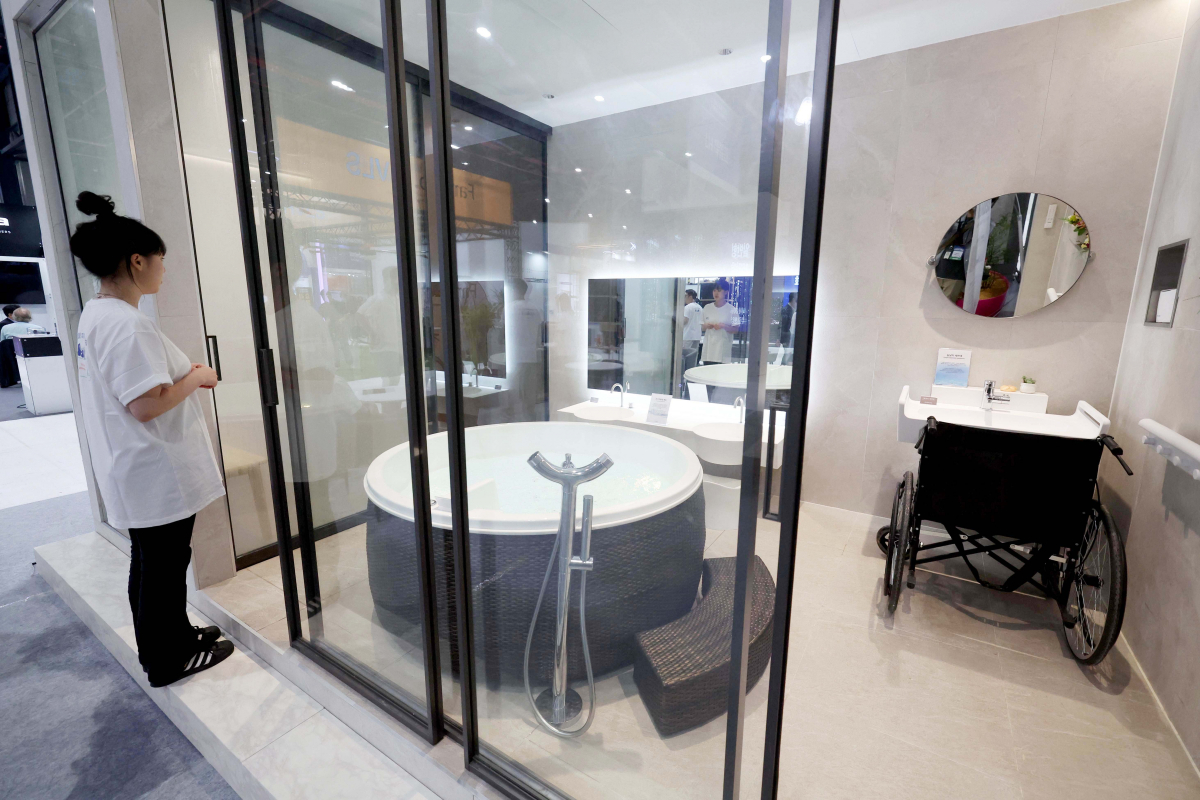 ▲22일 서울 강남구 세텍에서 열린 ‘대한민국 기계설비전시회(HVAC KOREA) 2024’에서 참관객들이 이동식 모듈러 미니 목욕탕을 살펴보고 있다. 기계설비 종합 전시회인 HVAC KOREA에선 24일까지 냉난방공조설비, 탱크펌프 등 장비류, 배관밸브 등 자재류, 소방설비 등 기계설비 신제품과 신기술이 소개된다. 신태현 기자 holjjak@