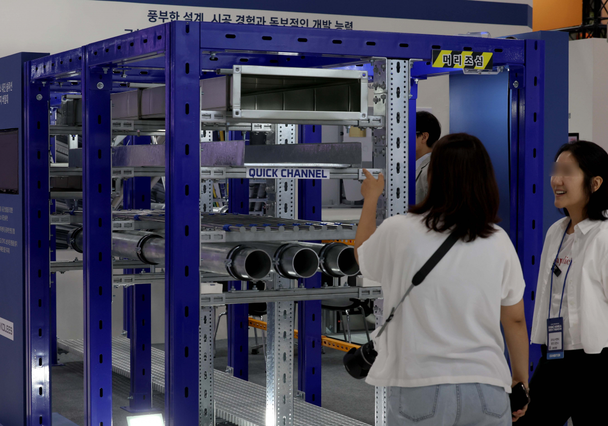 ▲22일 서울 강남구 세텍에서 열린 ‘대한민국 기계설비전시회(HVAC KOREA) 2024’에서 참관객들이 기계설비를 살펴보고 있다. 기계설비 종합 전시회인 HVAC KOREA에선 24일까지 냉난방공조설비, 탱크펌프 등 장비류, 배관밸브 등 자재류, 소방설비 등 기계설비 신제품과 신기술이 소개된다. 신태현 기자 holjjak@