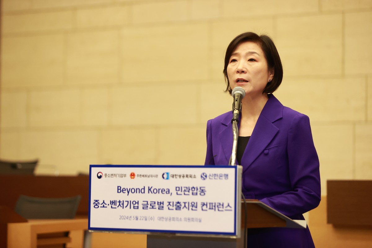 ▲오영주 중소벤처기업부 장관이 22일 서울 중구 대한상공회의소에서 열린 '민관합동 중소‧벤처기업 글로벌 진출지원 콘퍼런스'에서 개회사를 하고 있다. (사진제공=중소벤처기업부)