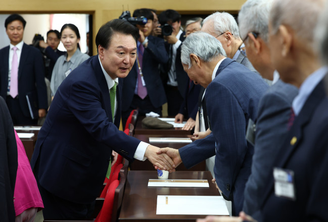 ▲윤석열 대통령이 22일 서울 서초구 대한민국학술원에서 열린 개원 70주년 기념식에서 참석자와 인사하고 있다.  (연합뉴스)
