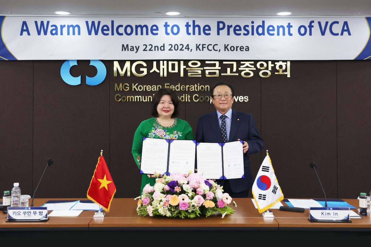 ▲카오 쑤언 뚜 방 베트남협동조합연맹 회장(왼쪽)과 김인 새마을금고중앙회 회장이 업무협약식 기념촬영을 하고 있다. (사진제공=새마을금고중앙회)